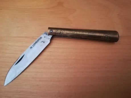 Vendo esta magnifica navaja hecha a mano. Tiene un millon de años y ahi sigue perfecta. Perfecta para 02