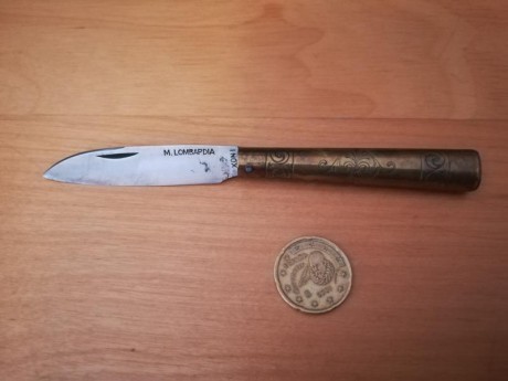 Vendo esta magnifica navaja hecha a mano. Tiene un millon de años y ahi sigue perfecta. Perfecta para 01