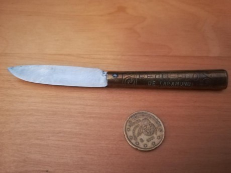 Vendo esta magnifica navaja hecha a mano. Tiene un millon de años y ahi sigue perfecta. Perfecta para 00