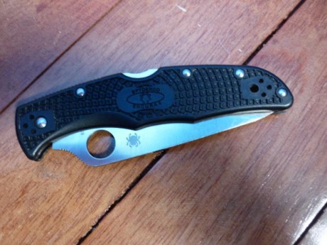 Para hacer caja e ir a por una "pieza mayor" vendo esta Spyderco Endura con filo mixto, no conservo 01