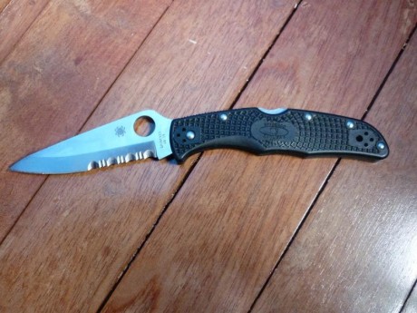 Para hacer caja e ir a por una "pieza mayor" vendo esta Spyderco Endura con filo mixto, no conservo 00