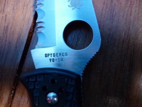 Para hacer caja e ir a por una "pieza mayor" vendo esta Spyderco Endura con filo mixto, no conservo 11