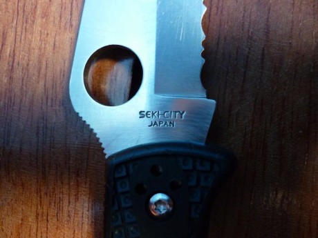 Para hacer caja e ir a por una "pieza mayor" vendo esta Spyderco Endura con filo mixto, no conservo 10