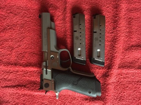 Hola a todos .
Por cese de actividad pongo a la venta las armas cortas que poseo. Como es natural también 72