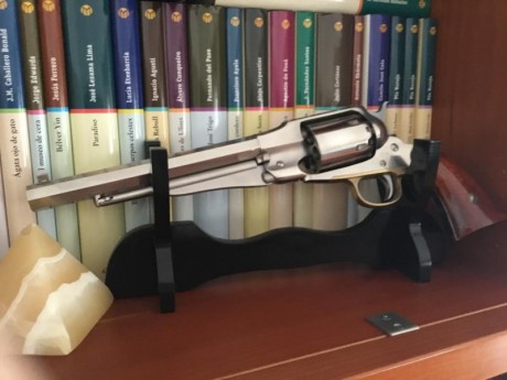 mi revólver new army del .44 marca Uberti, en inox, lo tengo de decoración solo lo usé para probarlo en 02