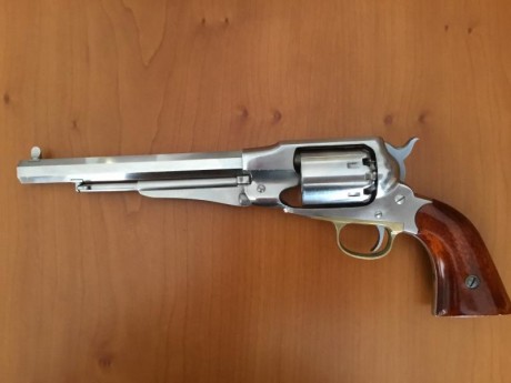 mi revólver new army del .44 marca Uberti, en inox, lo tengo de decoración solo lo usé para probarlo en 01