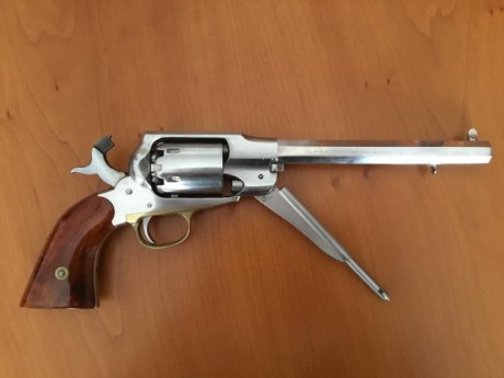 mi revólver new army del .44 marca Uberti, en inox, lo tengo de decoración solo lo usé para probarlo en 00