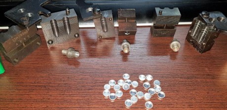  fundicion 30.jpg 
Moldes, empujadores adaptados y herramienta de fabricar gascheks del .30

 RCBS 30-180-SP 00