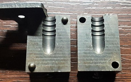  fundicion 30.jpg 
Moldes, empujadores adaptados y herramienta de fabricar gascheks del .30

 RCBS 30-180-SP 11