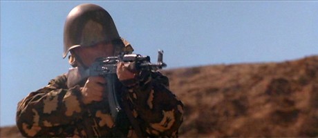 Compañeros,

En vista de las ganas de algunos (Elcafe, Wilcow, Vrakk, etc) por adivinar armas de películas 90