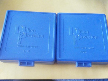 SE VENDEN  ONCE CAJAS DE PLÁSTICO USADAS PARA CONSERVAR MUNICIÓN DE DIFERENTES CALIBRES.
-5 CAJAS AZUL 02