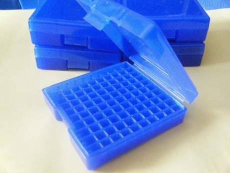 SE VENDEN  ONCE CAJAS DE PLÁSTICO USADAS PARA CONSERVAR MUNICIÓN DE DIFERENTES CALIBRES.
-5 CAJAS AZUL 01