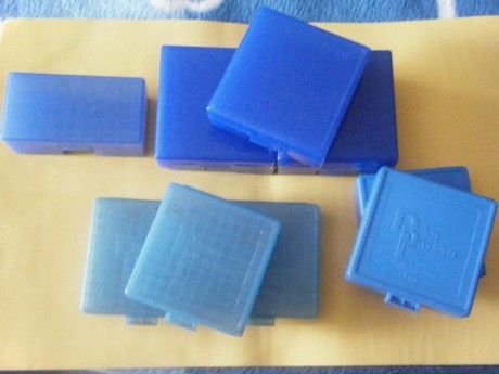 SE VENDEN  ONCE CAJAS DE PLÁSTICO USADAS PARA CONSERVAR MUNICIÓN DE DIFERENTES CALIBRES.
-5 CAJAS AZUL 00