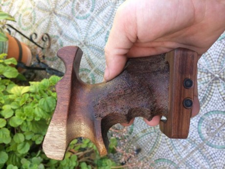 Acabo de vender este arma y el nuevo propietario era diestro.
Por ello vendo esta empuñadura.
Está como 02