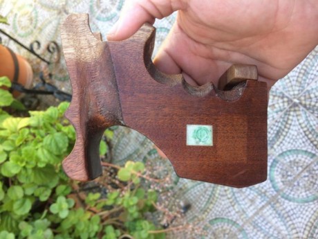 Acabo de vender este arma y el nuevo propietario era diestro.
Por ello vendo esta empuñadura.
Está como 01