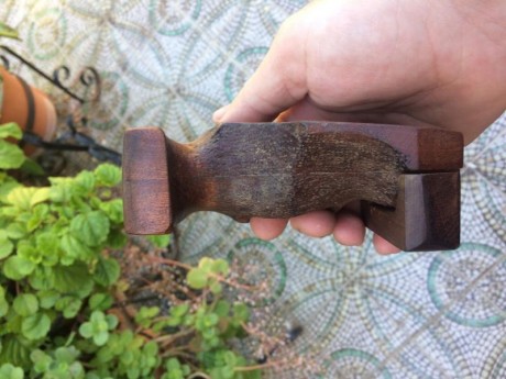 Acabo de vender este arma y el nuevo propietario era diestro.
Por ello vendo esta empuñadura.
Está como 00