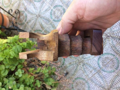 Acabo de vender este arma y el nuevo propietario era diestro.
Por ello vendo esta empuñadura.
Está como 10