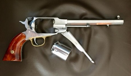mi revólver new army del .44 marca Uberti, en inox, lo tengo de decoración solo lo usé para probarlo en 91