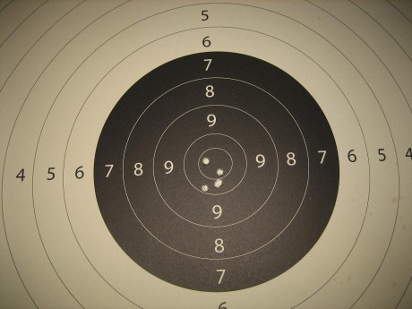 En España el Fusil Miras Abiertas es una mas de las modalidades del BENCHREST, y se consiguen agrupaciones 91