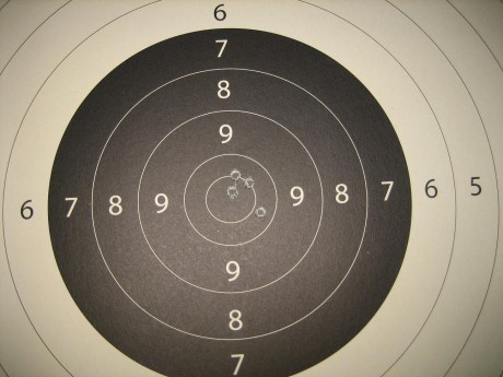 En España el Fusil Miras Abiertas es una mas de las modalidades del BENCHREST, y se consiguen agrupaciones 90