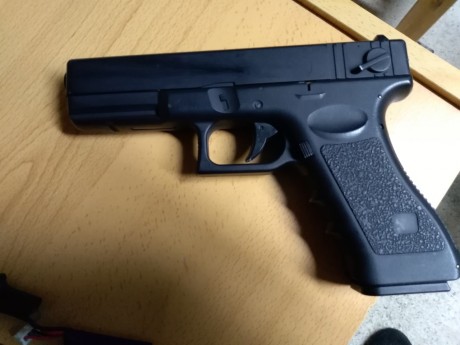 Vendo Glock 18 con bateria Lipo y cargador de luz para la batería, así como tres cargadores, dos normales 02