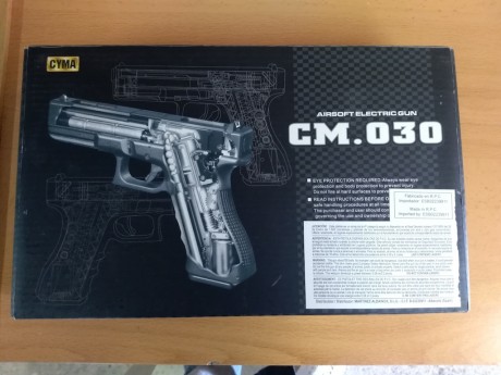 Vendo Glock 18 con bateria Lipo y cargador de luz para la batería, así como tres cargadores, dos normales 01
