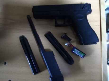Vendo Glock 18 con bateria Lipo y cargador de luz para la batería, así como tres cargadores, dos normales 00