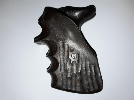  20180515_191004.jpg  20180515_191032.jpg  20180515_190943.jpg 
Cachas anatomicas diestras para revolver 02