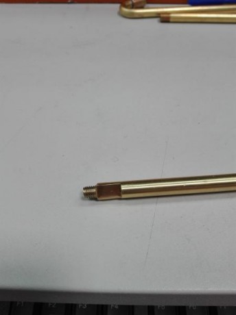 Con unos extensores para inflar las ruedas, previamente cortados, les he realizado con una terraja de 02