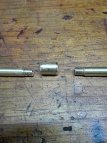 Con unos extensores para inflar las ruedas, previamente cortados, les he realizado con una terraja de 01