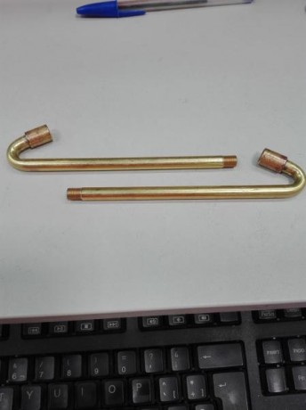 Con unos extensores para inflar las ruedas, previamente cortados, les he realizado con una terraja de 00