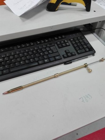 Con unos extensores para inflar las ruedas, previamente cortados, les he realizado con una terraja de 11