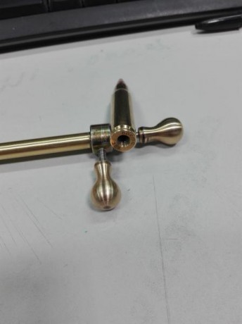 Con unos extensores para inflar las ruedas, previamente cortados, les he realizado con una terraja de 10