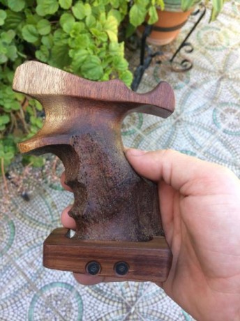 Acabo de vender este arma y el nuevo propietario era diestro.
Por ello vendo esta empuñadura.
Está como 10