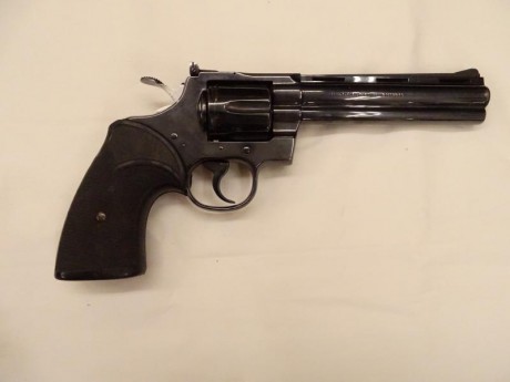 Vendo revólver Colt Python calibre 357 Magnum de 6 pulgadas . Precio 600€ 01