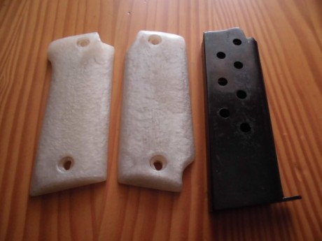 VENDIDAS, gracias al foro.
Vendo estas cachas y un cargador de Astra 400, las cachas están hechas artesanalmente 00