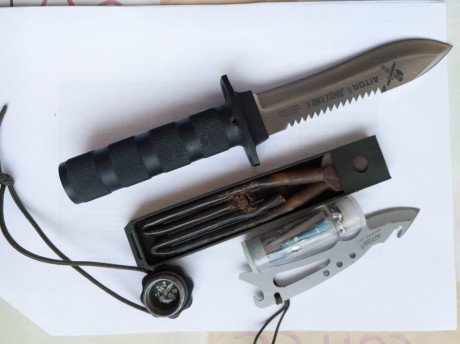 Vendo cuchillo Aitor jungle king 2 con emblema de la guardia civil, lleva en un cajón 30 años lo compre 02