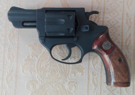 Vendo revolver en perfecto estado de conservación, tamaño muy compacto y tambor de 5 disparos. Con cachas 01
