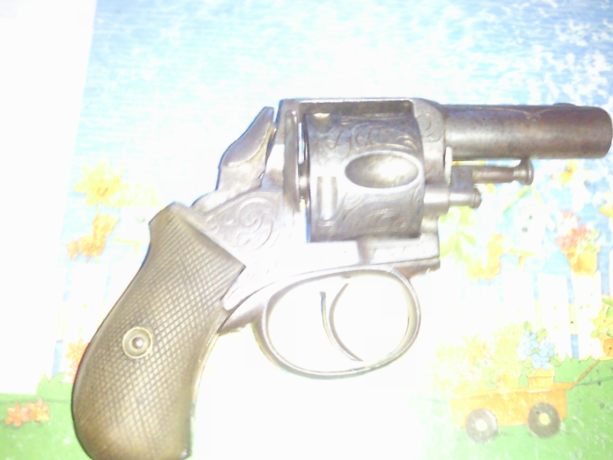 Hola, soy nuevo en esto y tengo un revolver antiguo de herencia y no se que modelo es ni nada por el estilo. 01