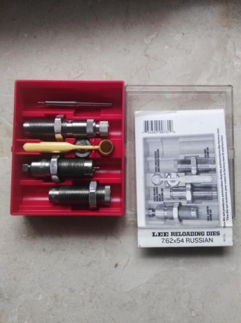Son de los Calibres: 7,62x54R; 8x57 Mauser y 45/70 Government.

 El Kit con tres dies de acero contiene:

-- 02