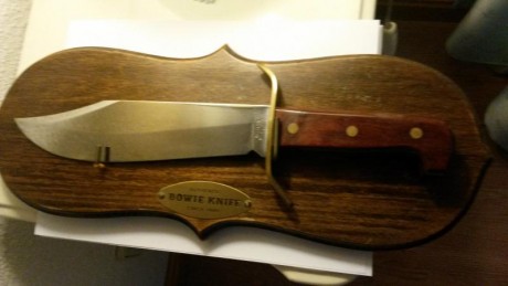 vendo cuchillo de coleccion tipo Bowie, con funda y panoplia. Reproduccion del original de Bowi, año 1840.
precio 02