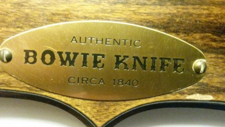 vendo cuchillo de coleccion tipo Bowie, con funda y panoplia. Reproduccion del original de Bowi, año 1840.
precio 01