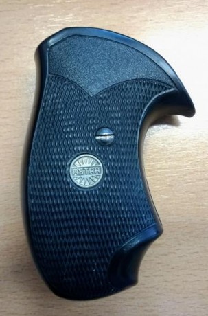 Se vende cacha Pachmayr para revólver Astra dos pulgadas.
35 euros envío peninsular incluido por correo 01