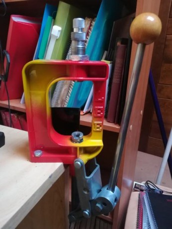 Prensa Lee, repintada, es pintura al horno no de la de bote mala, la sujeción a la mesa es de 45% no es 00