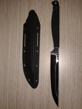 Perfecto estado.
Longitud de la hoja: 105 mm 
Longitud del mango: 115 mm
Incluye funda.
Importe: 35€.
Gastos 00