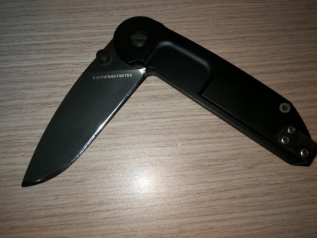 Navaja táctico-militar. 
Acero N 690 acabado en negro.
Cachas de anticorodal (aleación de aluminio) en 00