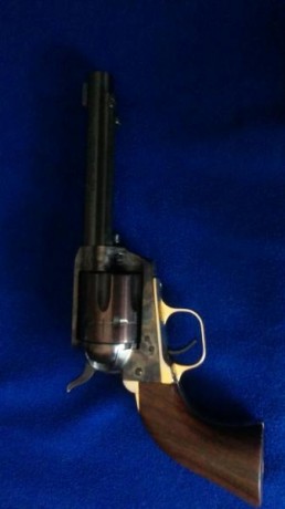 Buenas:

Un amigo del club deja el tema del Oeste y vende estas dos armas:
Rifle Marlin del 44 Magnum 01