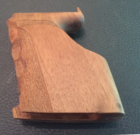 Se ofrece una cacha anatómica para la pistola HK P9 Sport, usada, pero es muy buen estado. Su precio nueva 01