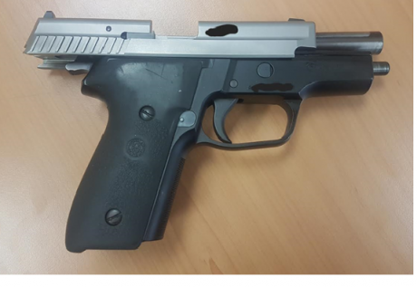 UN COMPAÑERO QUE NO PUEDE ATENDER PERSONALMENTE LA GESTION DE VENTA DE SUS ARMAS POR MOTIVOS LABORALES, 01