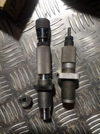 Se venden Dies para calibre .300 Win Mag
Posicionador micrometrico Redding Competicion
Recalibrador Full 00